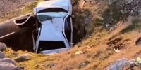 تصاویر نجات معجزه‌آسای راننده سواری بعد از سقوط به دره