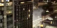 حرکت غیر اخلاقی هواداران تیم انگلیسی؛ طرفداران لیورپول تا صبح جلوی هتل رئال مادرید آتش‌بازی کردند + فیلم