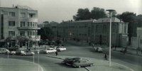 تهران قدیم| بدون ترافیک با تردد خودروهای کلاسیک؛ میدان بهارستان ۶۵ سال قبل/ عکس