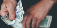 سوال علم بهتر است یا ثروت را فراموش کنیم؟/ پژوهشی جدید می‌گوید خوشحالی حاصل از ثروت سقفی ندارد