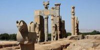 خطر بزرگی که تخت جمشید و نقش رستم را تهدید می‌کند | دلیل شکاف‌های بزرگ و عمیق در محوطه تخت جمشید چیست؟