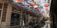 برای گرفتن عکس زیر چترها و بادبادک‌های رنگی کجا برویم؟ | رقص بابدبادک ها و چترها در کوچه ها