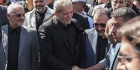 سلفی رئیس جمهور با زائران امام رضا (ع) در مشهد + تصاویر