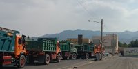 صف طولانی کامیون‌ها در زرند برای کمک به ساخت جاده+ فیلم