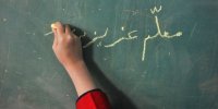 معلمی که حقوق خود را به دانش‌آموزان نیازمند می‌داد
