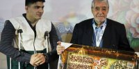 اهدای مدال از سوی قهرمان جوانان جهان به پدر دو شهید