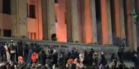 سومین شب ناآرامی‌ها در گرجستان؛ معترضان پارلمان را به آتش کشیدند + فیلم