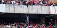 ببینید | جنگ بطری بین هواداران خیبر و پرسپولیس