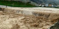 ببینید | لحظه هولناک گرفتار شدن و سقوط موتورسوار در سیل روستای ده‌غیبی مشهد