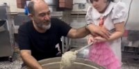 ببینید | حضور دختر مهران غفوریان در مراسم نذری شب تاسوعا