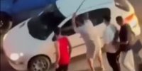 ببینید | وحشت در چالوس؛ حمله به پژو ۲۰۶ و پاسخ راننده با مسلسل کلاشنیکف!
