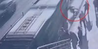 ببینید | لحظه سقوط مرگبار یک مرد با ویلچر زیر چرخ‌های اتوبوس شهری!