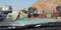 ببینید | لحظه هولناک قیچی کردن تریلی در هوای بارانی مشهد