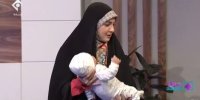 ببینید | بچه‌داری خانم مجری روی آنتن زنده