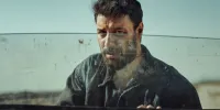 عکس | لبخند جالب جواد عزتی حین گرفتن عکس یادگاری با بازیگر نقش مادرش در پشت صحنه یک سریال