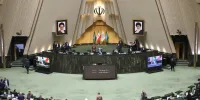 عکس | تماشاگر متفاوت؛ وقتی آقای نماینده در مجلس به تماشای صحبت‌های سعید روستایی درباره حجاب نشست!