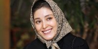عکس | فرشته حسینی روی فرش قرمز با چتر بسته و ژستی عجیب!
