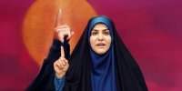 عکس | عکس یادگاری خبرنگار آمریکایی با سحر امامی مقابل ساختمان شیشه‌ای