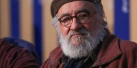 عکس |  تیپ و چهره داریوش ارجمند در ۲۷ سالگی در دوران پهلوی؛ مرکز تئاتر مشهد در سال ۱۳۵۰