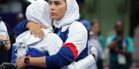 عکس یادگاری خواهر هادی ساعی با تصویر صابر کاظمی