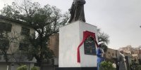 عکس  | اقدام زشت شهرداری ارومیه؛ زدن داربست به مجسمه سعدی به‌عنوان تکیه‌گاه برای بنرهای شهری!