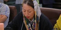 عکس | روسری خبرنگار فونیکس چین با اشعار فارسی