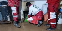 عکس | غش کردن از خستگی روی پیاده‌رو؛ تصویری معنادار از امدادگران پس از ۱۰ ساعت عملیات بدون وقفه در جریان امدادرسانی به مناطق سیل‌زده کرمان