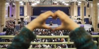 عکس | خامنه‌ای و عصایش، ترامپ و ناوهایش؛ دست‌نوشته معنادار از دیدار رهبری با مردم آذربایجان شرقی