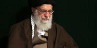 عکس | تصاویری از حضور آیت‌الله مجتبی خامنه‌ای در کنار رهبر شهید انقلاب حین بازدید از مناطق محروم در سال ۱۳۶۴