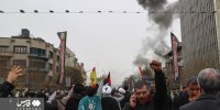عکس | نماز خواندن یک مرد تهرانی در حاشیه راهپیمایی روز قدس بعد از حمله جنگنده‌های آمریکایی - اسرائیلی