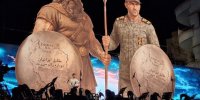 رونمایی از مجسمه «زانو زنندگان برابر ایران» در میدان انقلاب اسلامی