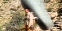 تصویری دیدنی از لاشهٔ پهپاد هرمسِ در دستان مرد سفیدکوهی+ عکس