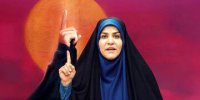 عکس یادگاری خبرنگار آمریکایی با سحر امامی مقابل ساختمان شیشه‌ای صدا و سیما