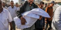 عکسی تلخ از شهادت کودک فلسطینی در صف انتظار غذا به دست تک‌تیرانداز اسرائیلی