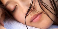 به این ۵ دلیل، شب‌ها با موهای خیس نخوابید