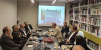 کاشی‌های چینی و خطوط عربی جایگزین کتیبه‌های فارسی شده‌اند