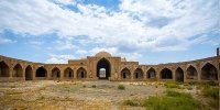 لحظه تخریب سردرب کاروانسرای تاریخی بازار نطنز در پی زلزله امروز