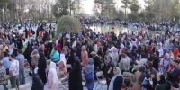 عرض ارادت مسافران نوروزی در آرامگاه فردوسی به سوی حرم امام رضا(ع)