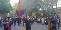 دسته‌روی هیئت عزاداری در مراسم تشییع  پیکر استاد فرشچیان
