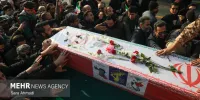 پیکر مطهر جانباز شهید در آغوش مردم مشهد