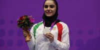 عکس |‌ دختر ایرانی و نگاه احساسی به این طلا تاریخی!