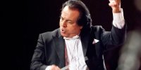 علی رهبری در سن‌پترزبورگ روی صحنه می‌رود