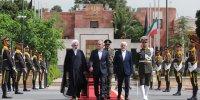 عکسی از استخاره گرفتن پزشکیان قبل از سفر به باکو/ نماینده رهبری، رئیس جمهور را بدرقه کرد/ عراقچی و سنایی هم مسافر پرواز بودند؟