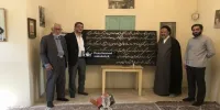 تصویری از سیدمحمود دعایی بر مزار دکتر مصدق در روستای احمد آباد