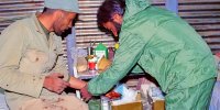تصاویری از بهداری رزمی در دوران دفاع مقدس/ تقویت مجروحین با کمپوت سیب