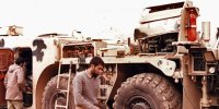 عکسی کمتر دیده شده از شهید طهرانی‌مقدم‌ و شهید محمود باقری در حال آماده‌سازی موشک/ بدنه موشک پر از شعار شده بود