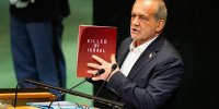 تصاویر جدید از پزشکیان در هنگام سخنرانی در سازمان ملل/ از عینک رئیس جمهور برای خواندن متن تا کتاب کشته های اسرائیل در دست + عکس