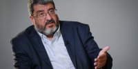 حمله روزنامه اصولگرا به فواد ایزدی/ او هیچ درکی از میدان ندارد و با تحقیر قوای نظامی ایران در زمین اسرائیل بازی می کند