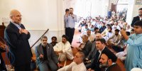 بوسه قالیباف بر دست نمازگزار پاکستانی/ تصاویر دیدنی از حضور رییس مجلس در نمازجمعه کراچی