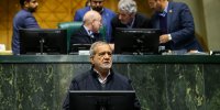 نماینده میبد: بیش از ۱۰۰ نماینده پای سوال از رئیس‌جمهور ایستاده‌اند؛ از ارز تا بازار/ نقوی حسینی: مجلس باید به معیشت مردم بپردازد اما فرار به جلو نکند